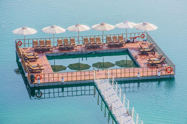 Mólo s ležadlami v Doubletree by Hilton Resort & Spa Marjan Isl