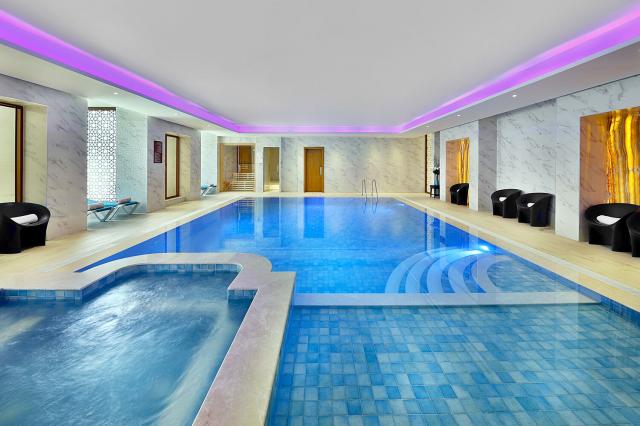 Vnútorný bazén v Doubletree by Hilton Resort & Spa Marjan Islan