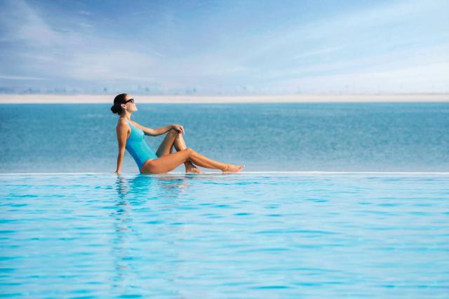 Žena v bazéne v Doubletree by Hilton Resort & Spa Marjan Island