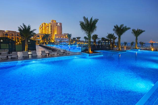 Večerný bazén v Doubletree by Hilton Resort & Spa Marjan Island
