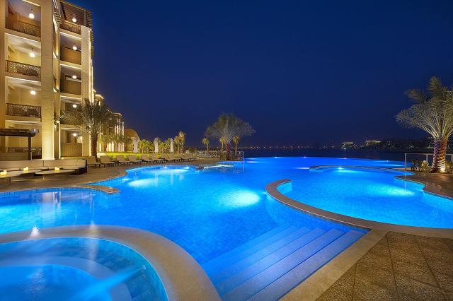 Bazén večer v Doubletree by Hilton Resort & Spa Marjan Island