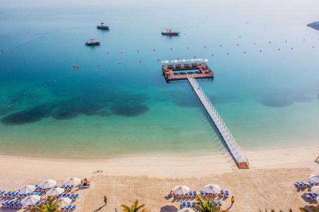 Pláž s mólom v Doubletree by Hilton Resort & Spa Marjan Island