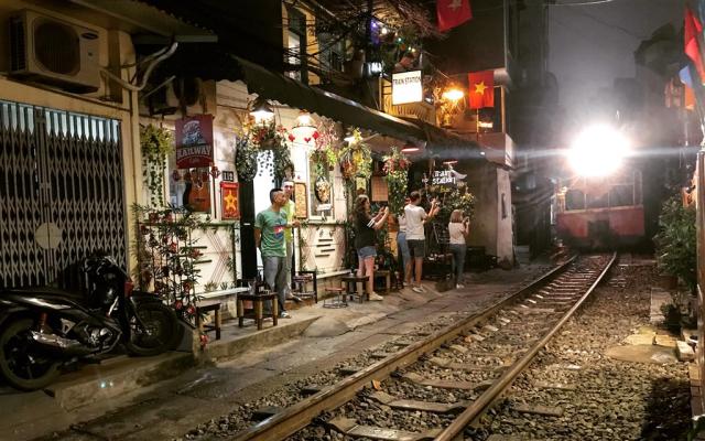 Vietnam - Kambodža -vlak v meste