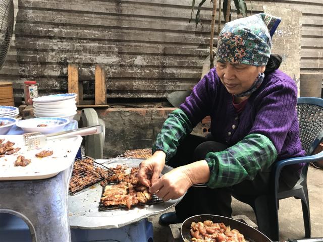 Vietnam - Kambodža - žena pripravuje jedlo