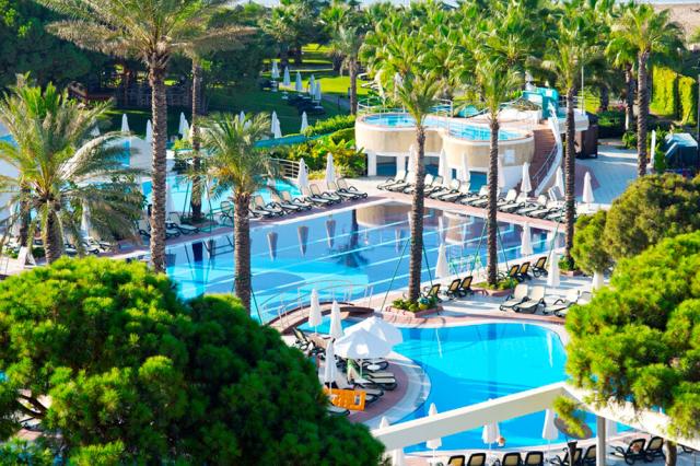 Bazény v Limak Atlantis Deluxe Hotel & Resort