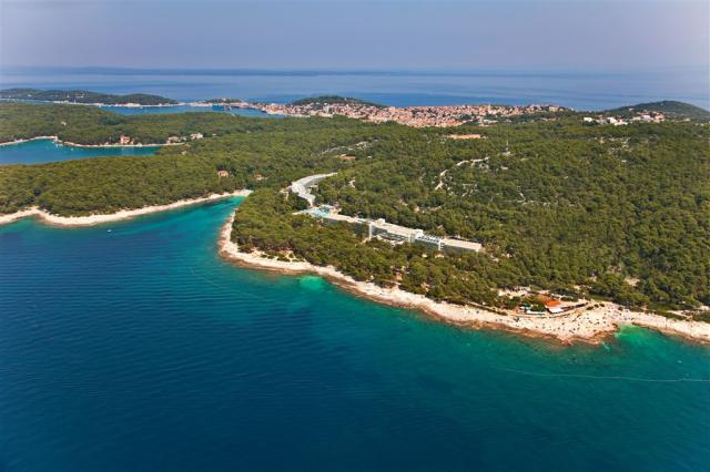 Family hotel Vespera - pohľad z výšky na hotelový komplex a plá