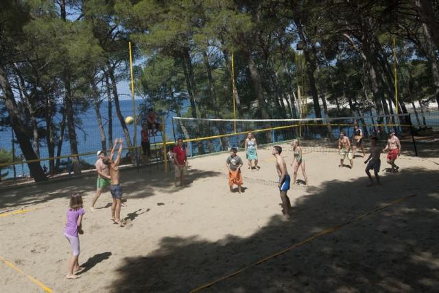 plážový volejbal pri hoteli Vespera, ostrov Lošinj, Chorvátsko