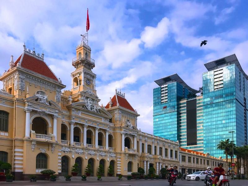 Koloniálna budova a moderný hotel v Ho Či Minovom mesto vo Viet
