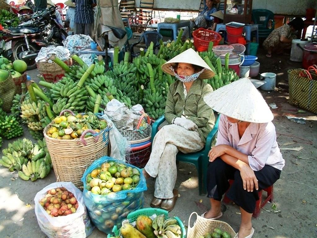 Vietnamske predavačky ovocia na trhu