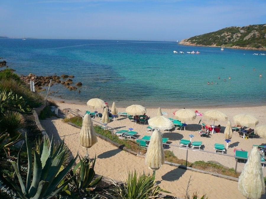 pláž v Club Hotel Baja Sardinia, Sardínia, Taliansko