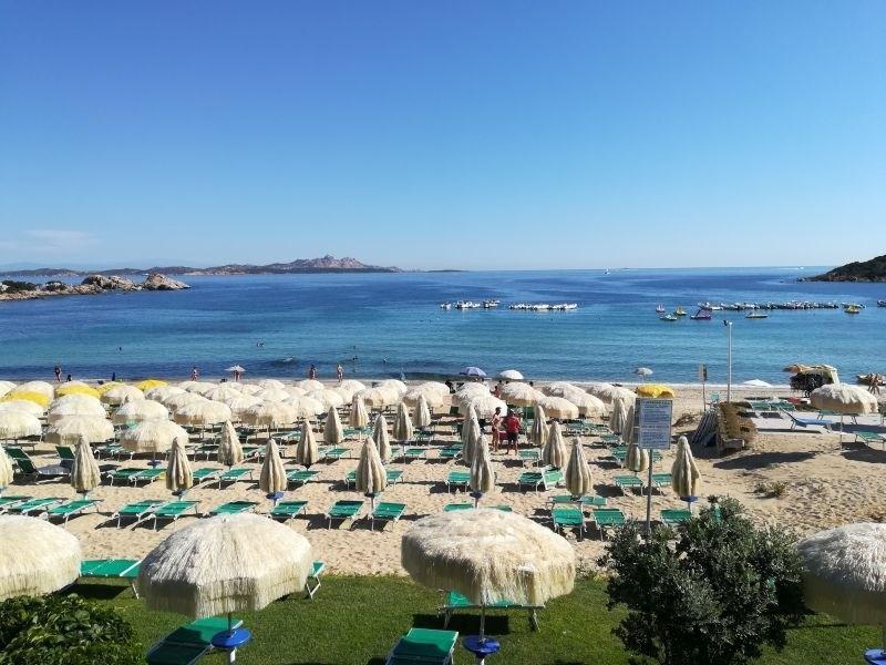 Pláž pred hotelom Club Hotel Baja Sardinia