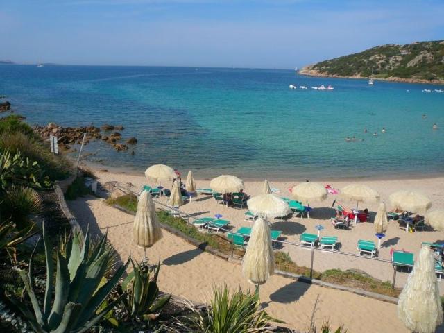 pláž v Club Hotel Baja Sardinia, Sardínia, Taliansko