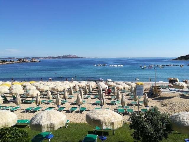 Pláž pred hotelom Club Hotel Baja Sardinia