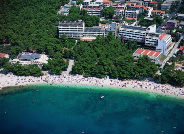Pláž pred hotelom Biokovka