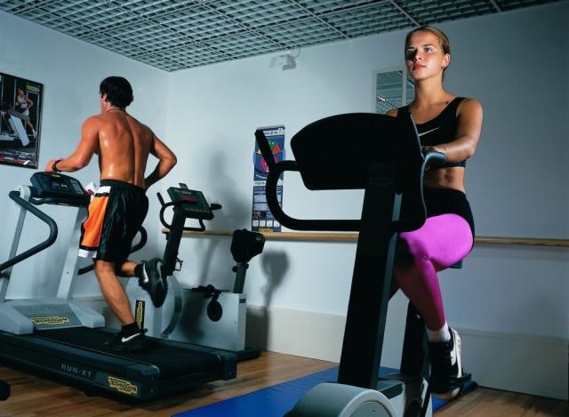 Žena a muž vo fitnes