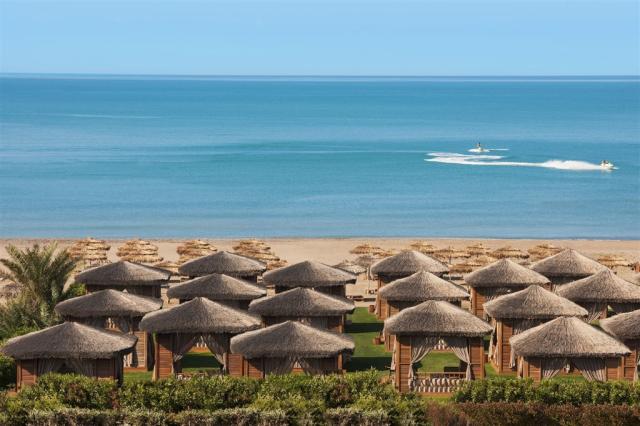 Pohľad na pieskovú pláž pred hotelom Maxx Royal Belek