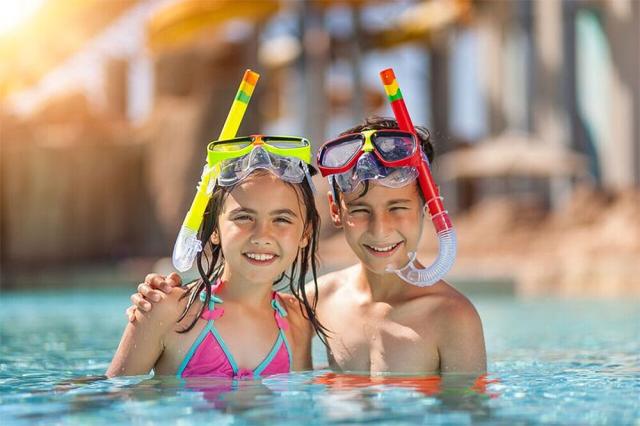 Deti v bazéne v Rixos Premium Belek