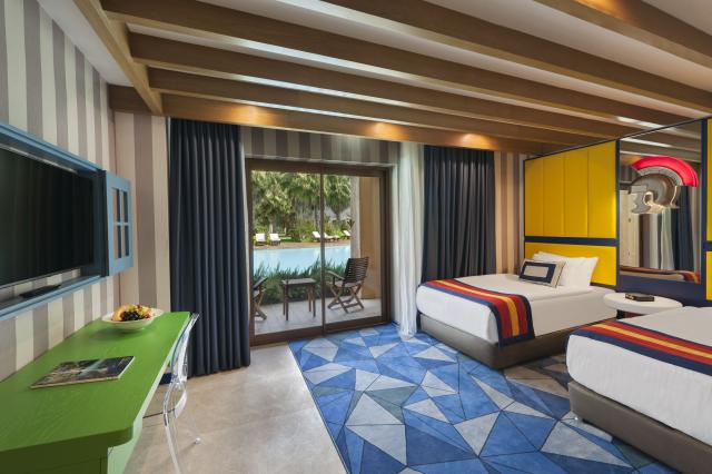 Legendary Pool Suite Swim Up