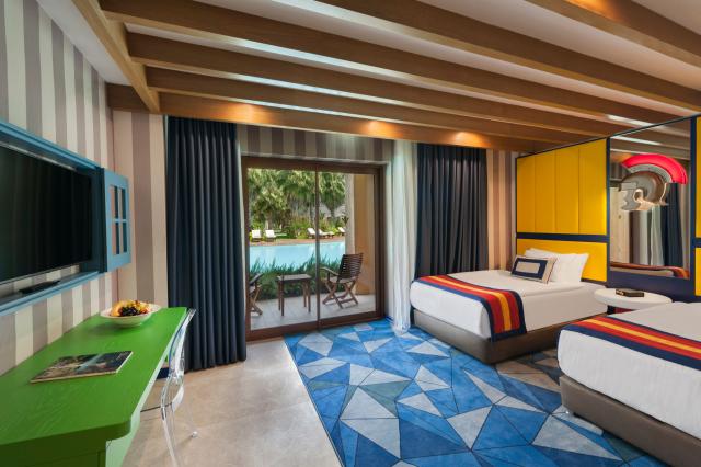 Legendary Pool Suite Swim Up