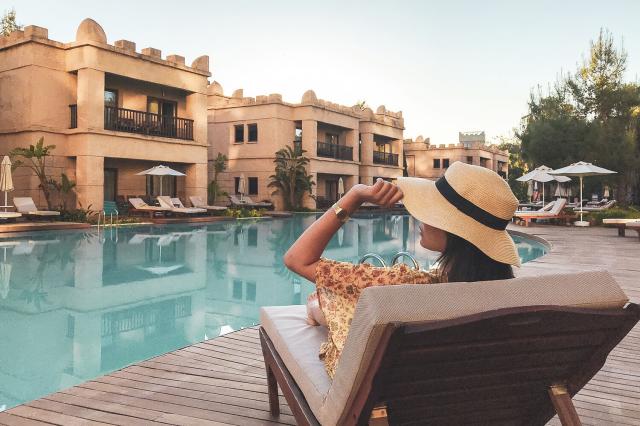 Žena pri bazéne v Rixos Premium Belek