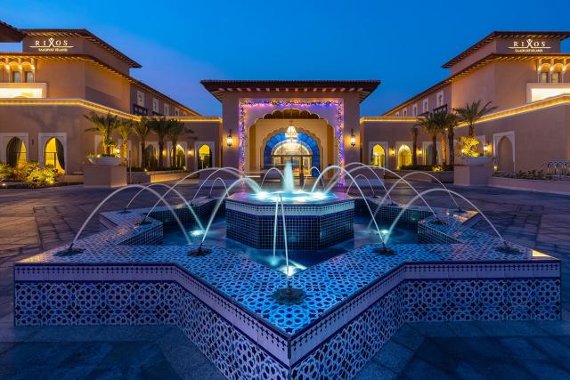 Areál hotela večer Rixos Premium Saadiyat Island Abu Dhabi