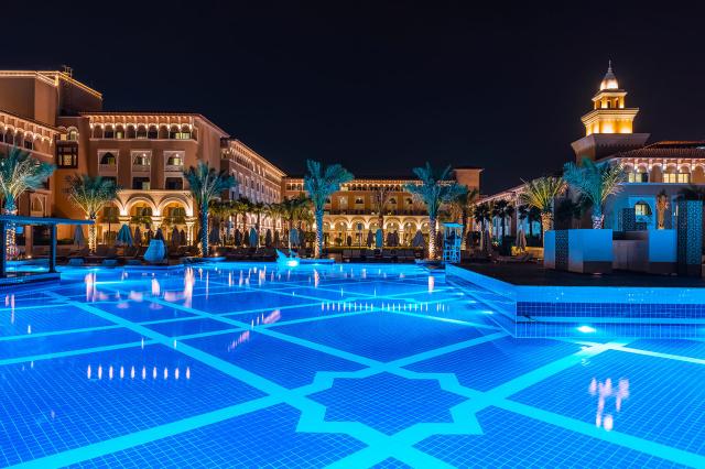 Bazén večer v Rixos Premium Saadiyat Island Abu Dhabi
