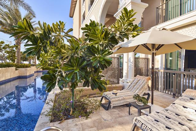 Terasa izby so vstupom do bazéna v Rixos Premium Saadiyat Islan