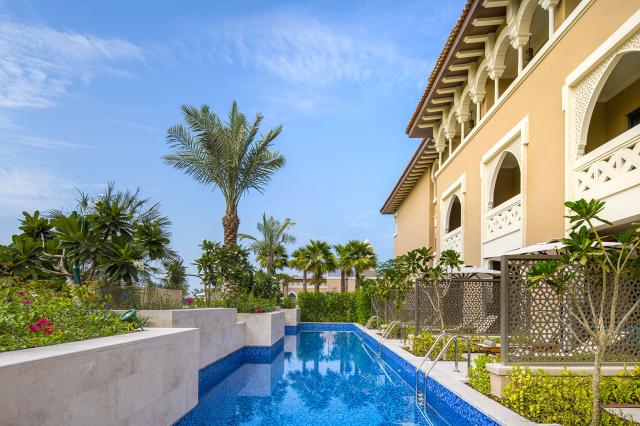 Terasa izby so vstupom do bazéna v Rixos Premium Saadiyat Islan