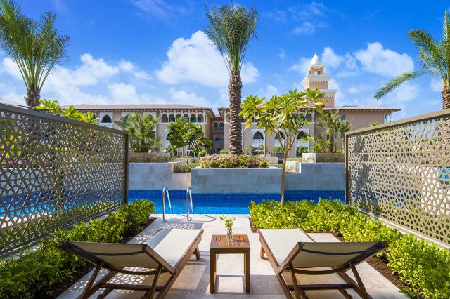 Terasa izby so vstupom do bazéna v Rixos Premium Saadiyat Islan