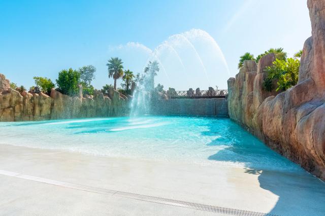 Bazén s umelými vlnami v Rixos Premium Saadiyat Island Abu Dhab