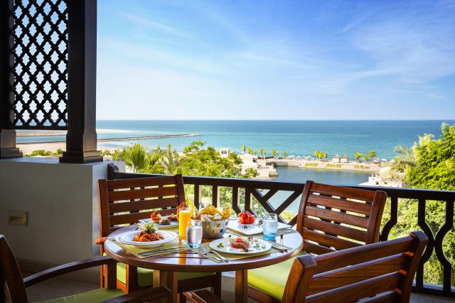 Jedlo v reštaurácii v The Cove Rotana Resort