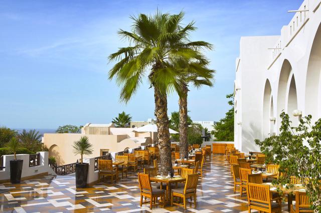 Reštaurácia v The Cove Rotana Resort