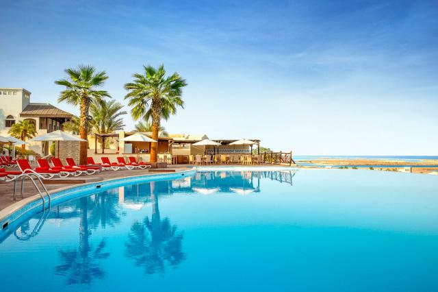 Bazén v The Cove Rotana Resort