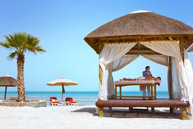 Masáže na pláži v The Cove Rotana Resort