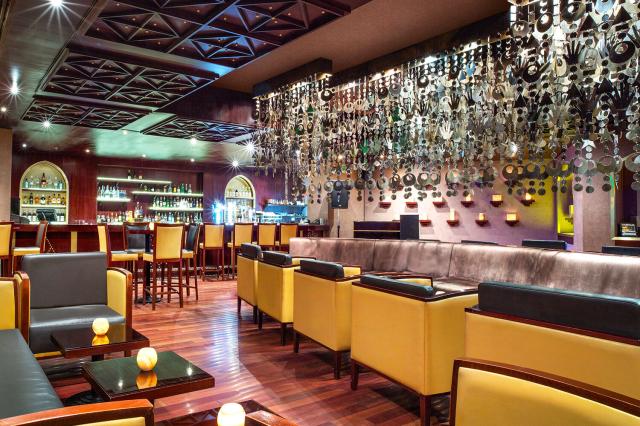 Posedenie v The Cove Rotana Resort