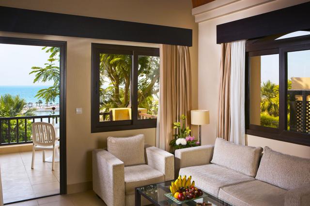 Izba v The Cove Rotana Resort