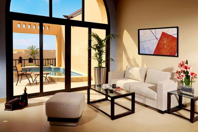 Izba v The Cove Rotana Resort