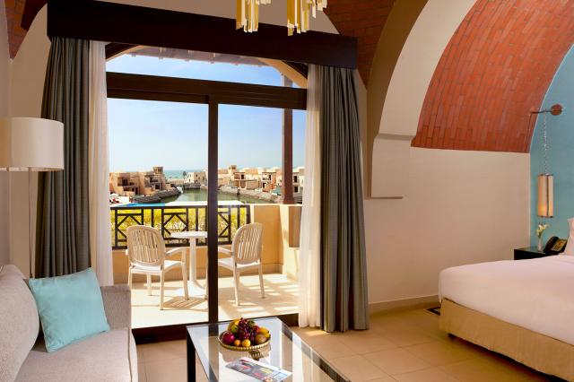 Izba v The Cove Rotana Resort