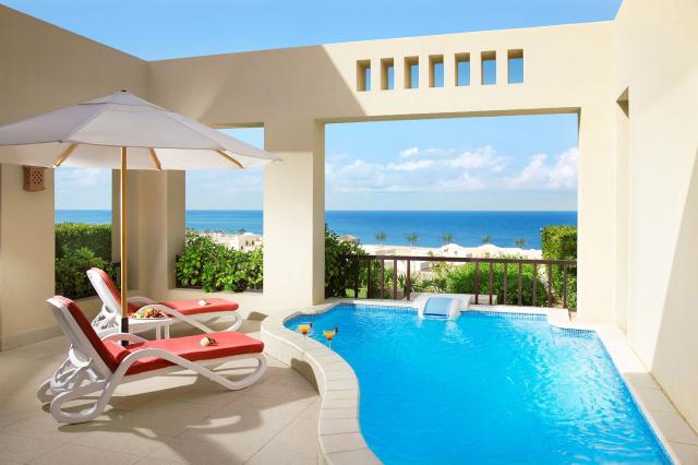 Ležadlá pri súkromnom bazéne v The Cove Rotana Resort