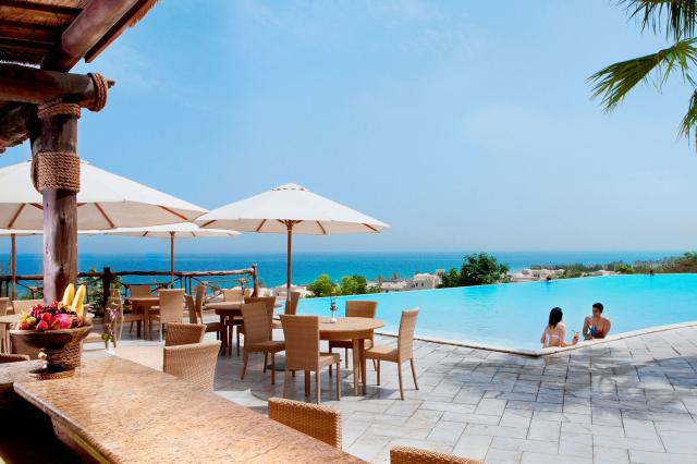 Ľudia v bazéne v The Cove Rotana Resort