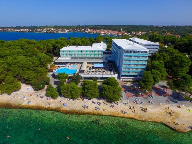 Pohľad z výšky na hotel Pinija