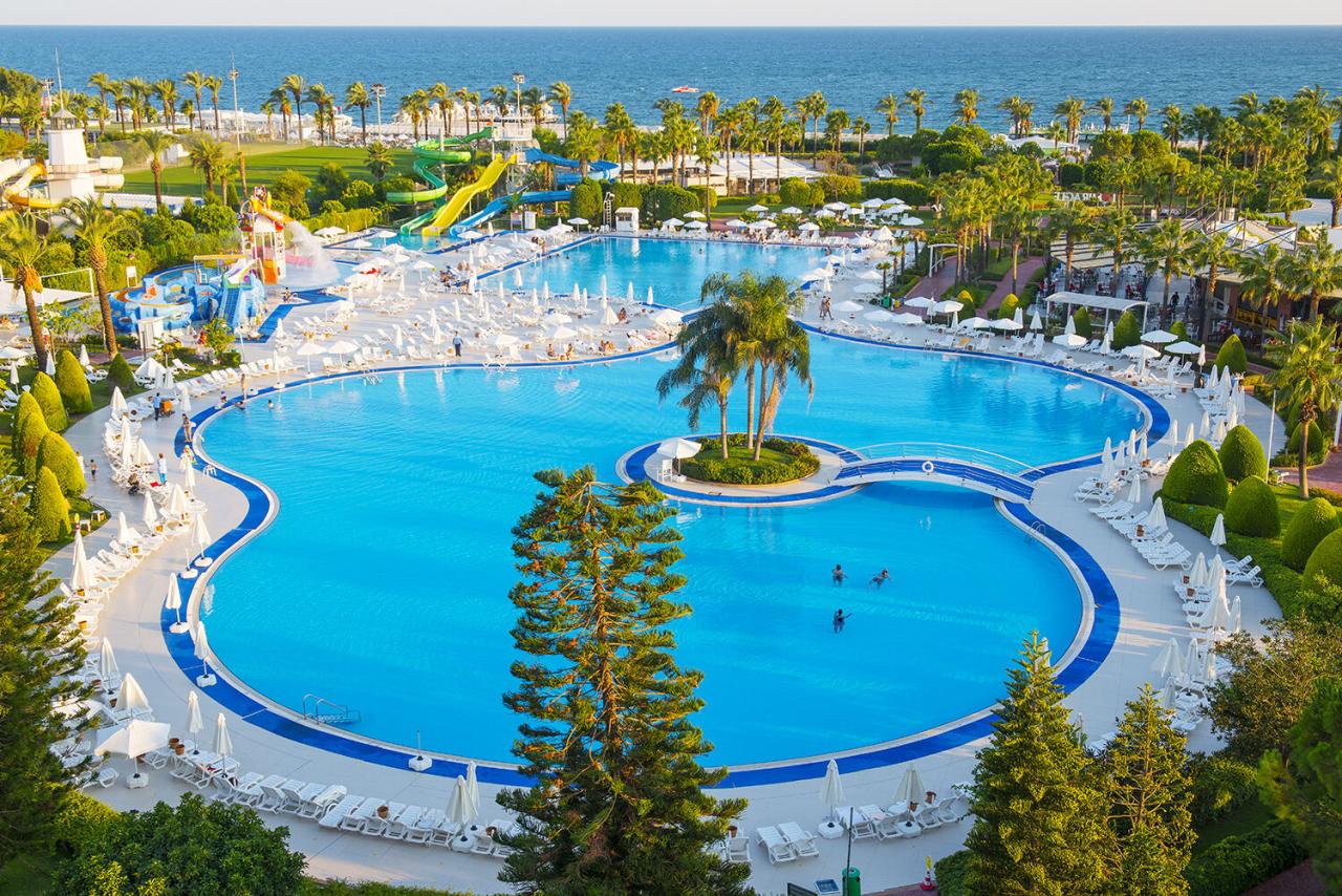 Bazény v Miracle Resort