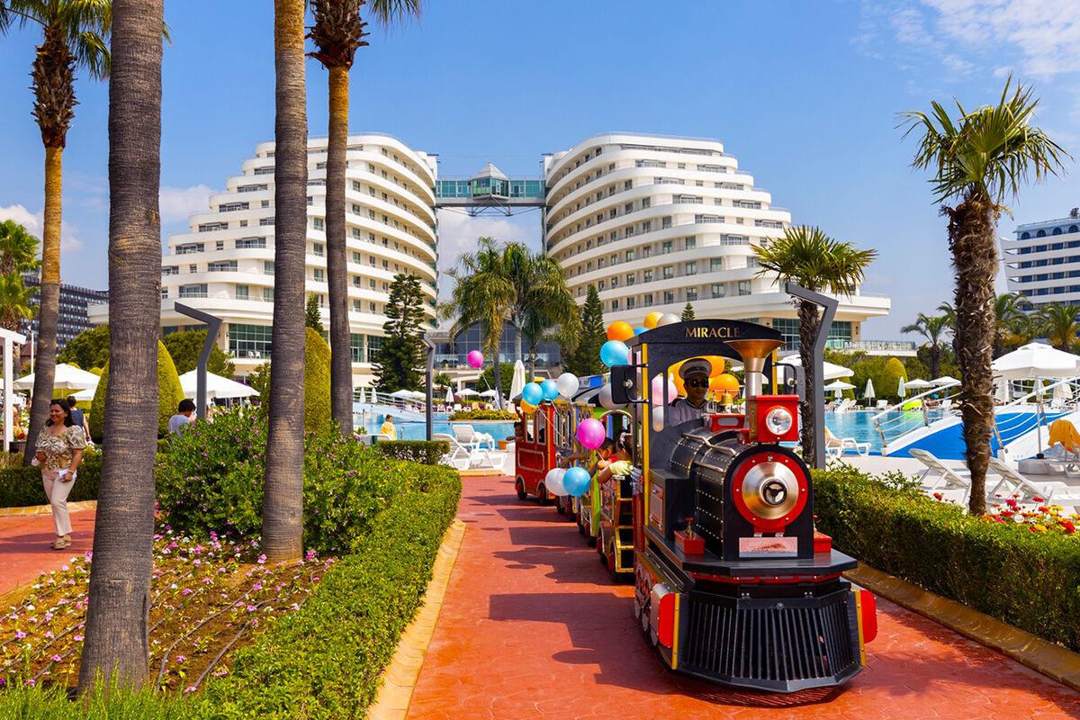 Vláčik s ďeťmi v Miracle Resort