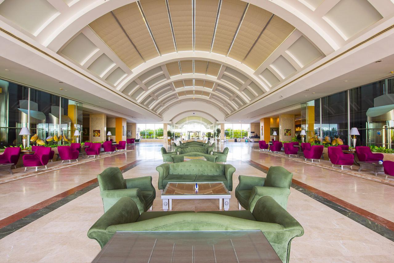 Lobby v Miracle Resort