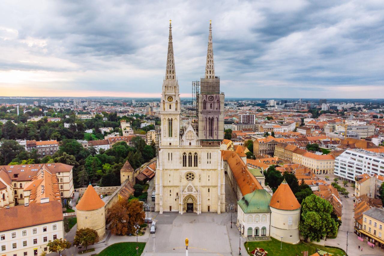 Advent v Záhrebe - pohľad na katedrálu