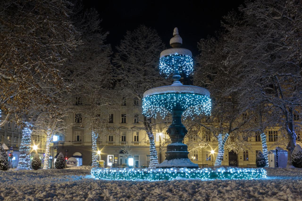 Advent v Záhrebe - vysvietená fontána