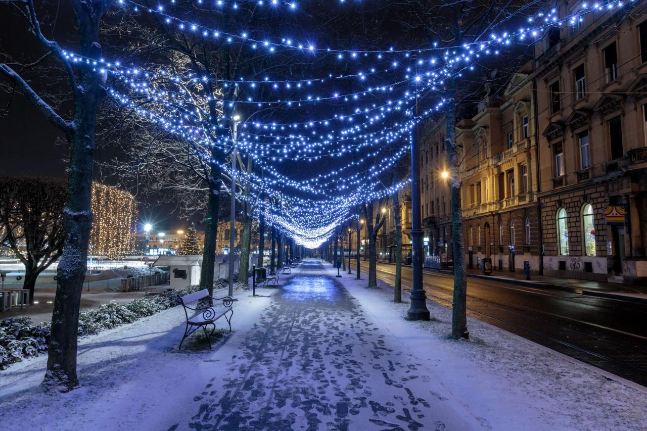 Advent v Záhrebe - vysvietená ulica