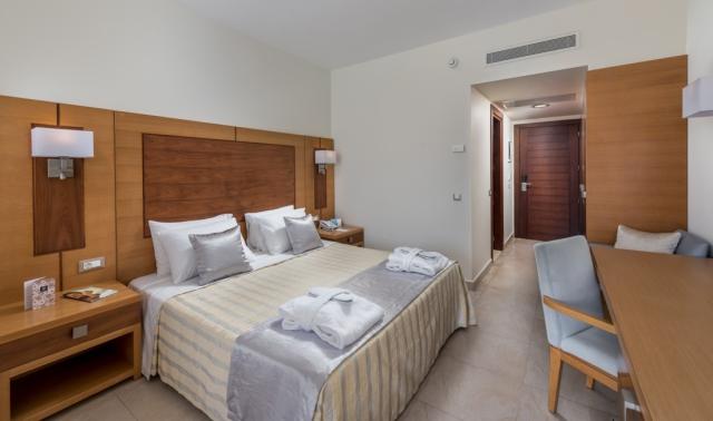 Junior Suite so zdieľaným bazénom, výhľadom more