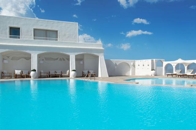 Bazén v Knossos Beach Bungalow & Suites
