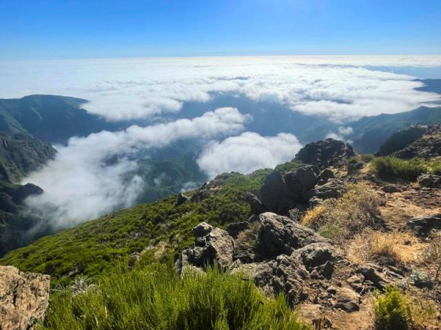 Pohľady na more, hory na ostrove Madeira.